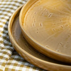 Assiette plate en grès D27,5cm - jaune argan
