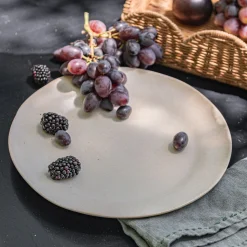 Assiette plate mouchetée en porcelaine D27cm - blanc dune