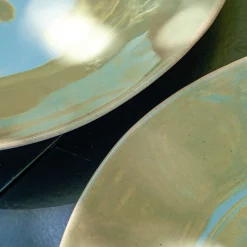 Assiette plate organique en grès D26,7cm - vert avocado