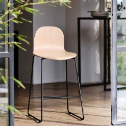 Chaise de bar avec coque en contreplaqué moulé de hêtre - bois clair H66cm