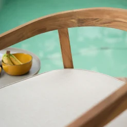 Chaise de jardin avec accoudoirs en acacia avec coussin - bois clair