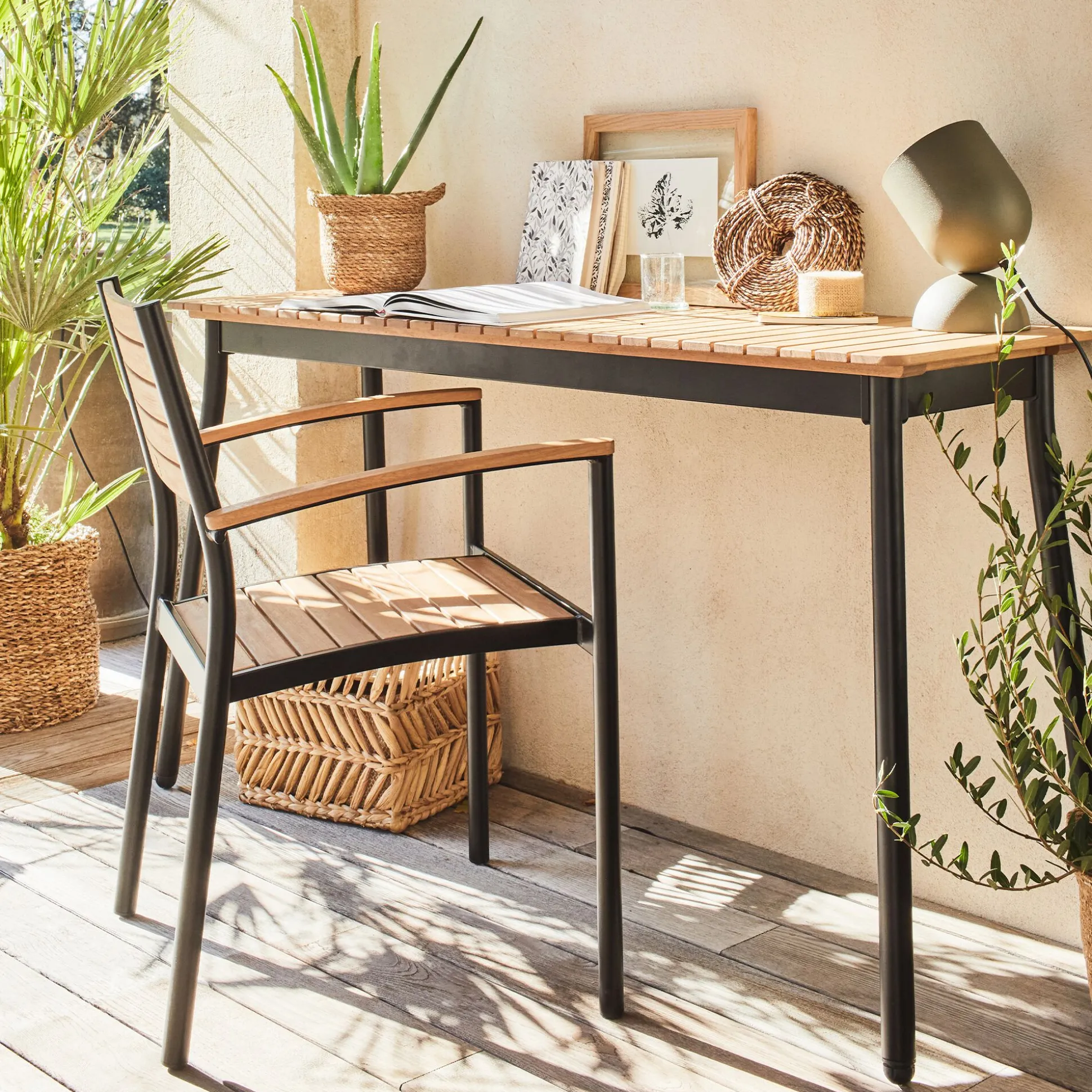 Chaise de jardin empilable avec accoudoirs en aluminium et eucalyptus - bois clair