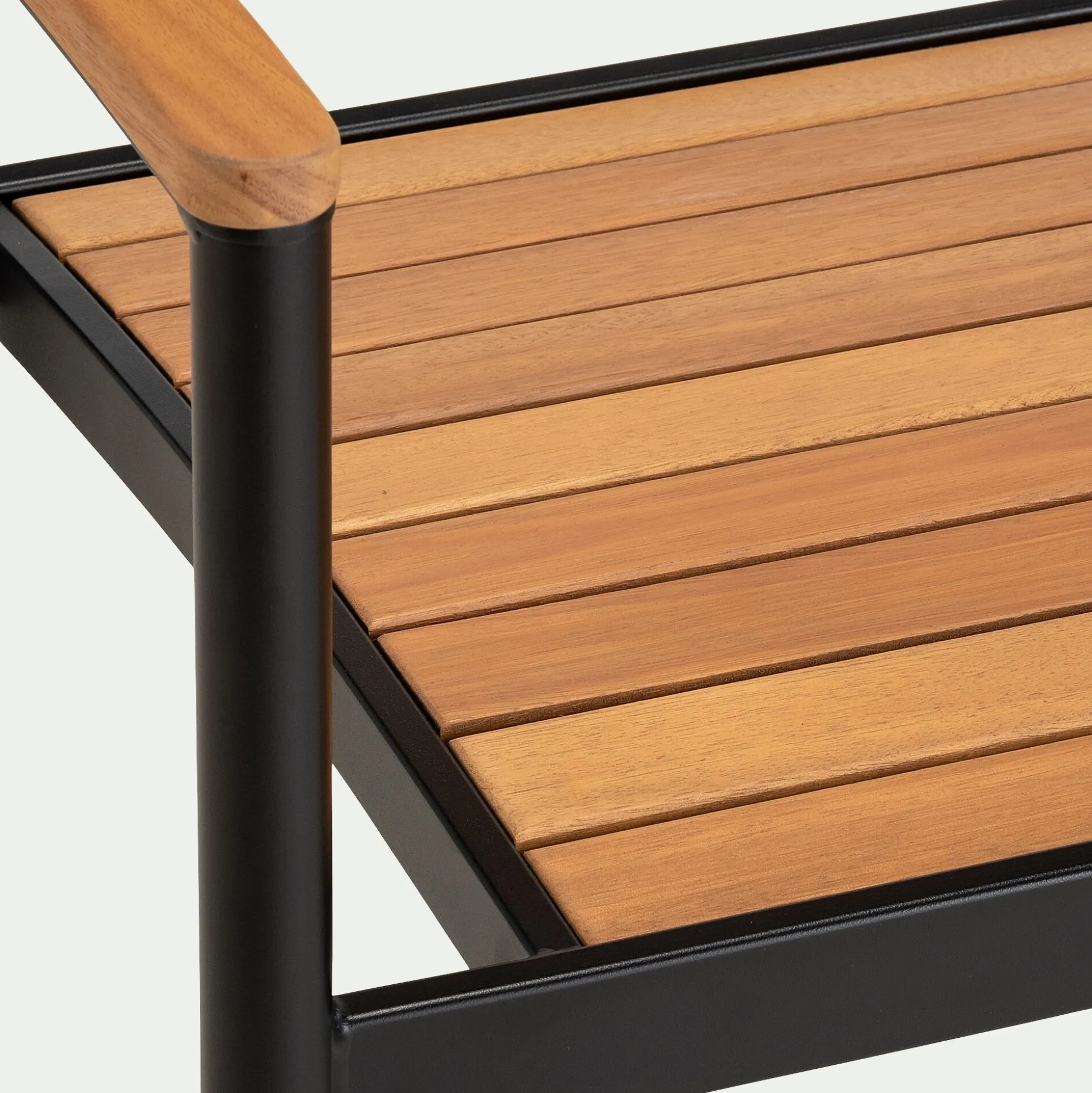 Chaise de jardin empilable avec accoudoirs en aluminium et eucalyptus - bois clair