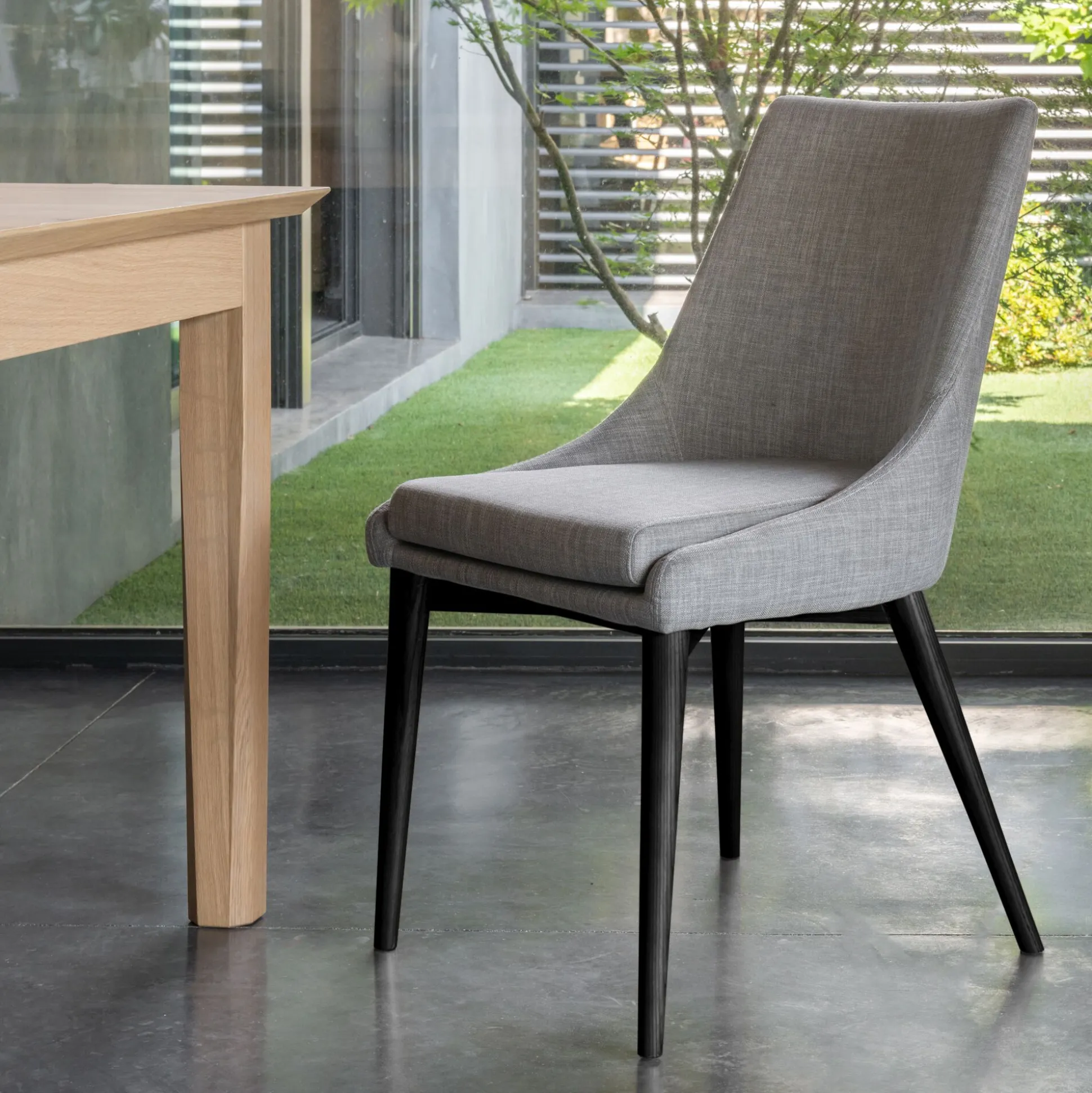 Chaise de repas en tissu - gris clair
