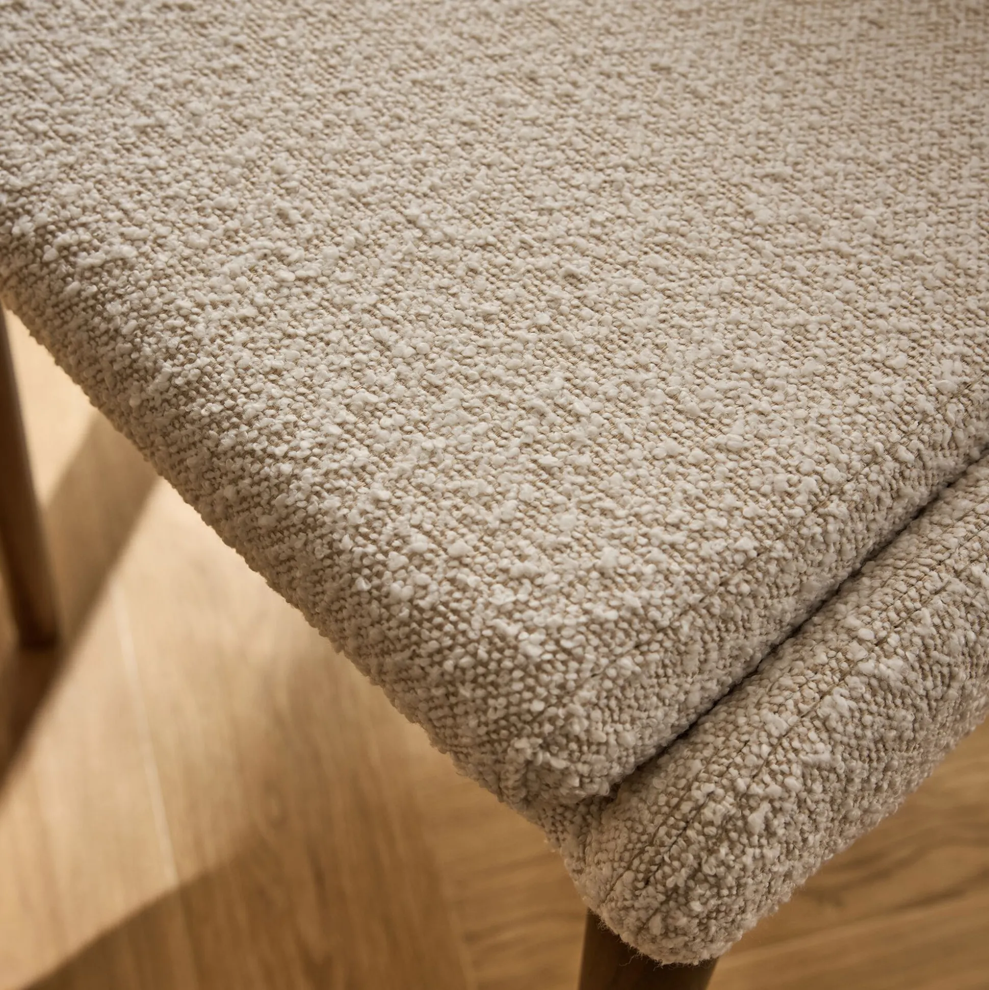 Chaise de repas en tissu bouclette rasé - blanc écru