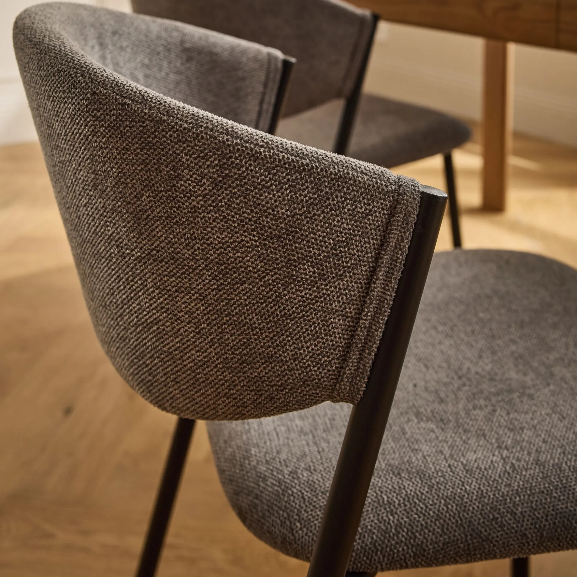 Chaise de repas épurée en tissu - gris