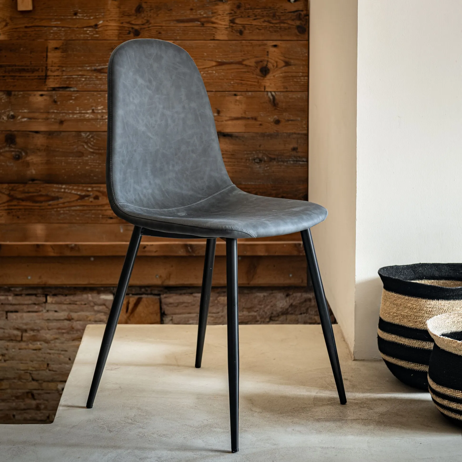 Chaise en acier et simili avec piètement noir - noir