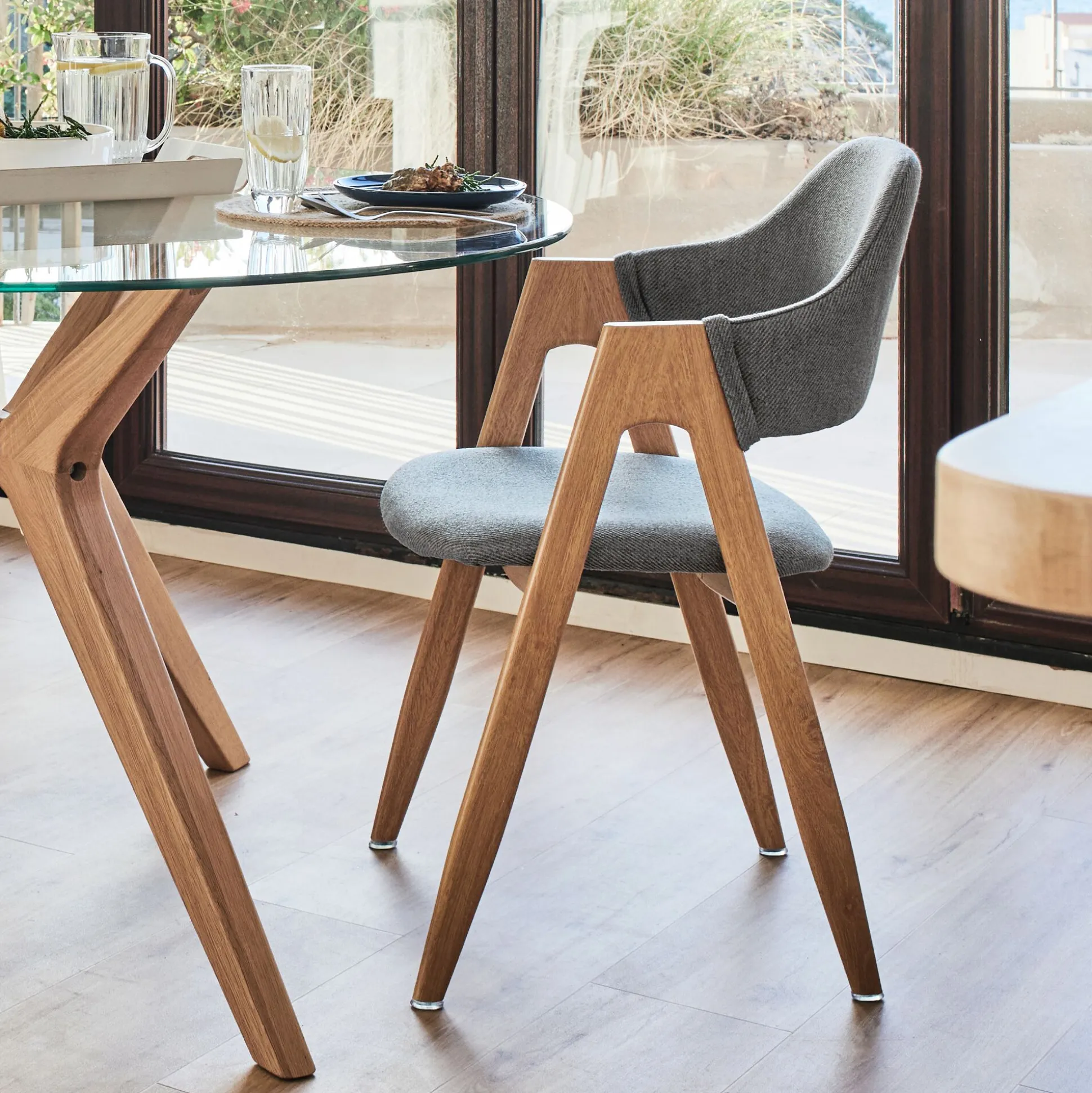 Chaise en tissu et effet bois clair avec accoudoirs - gris ardoise