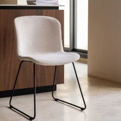 Chaise en tissu sans accoudoirs et pieds traineaux - beige