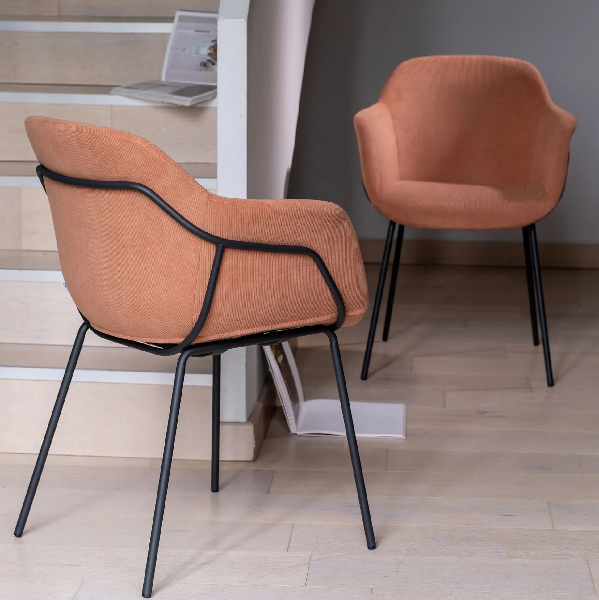 Chaise en velours côtelé avec accoudoirs - rose