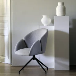 Chaise pivotante avec accoudoirs en tissu et piétement en fer - gris