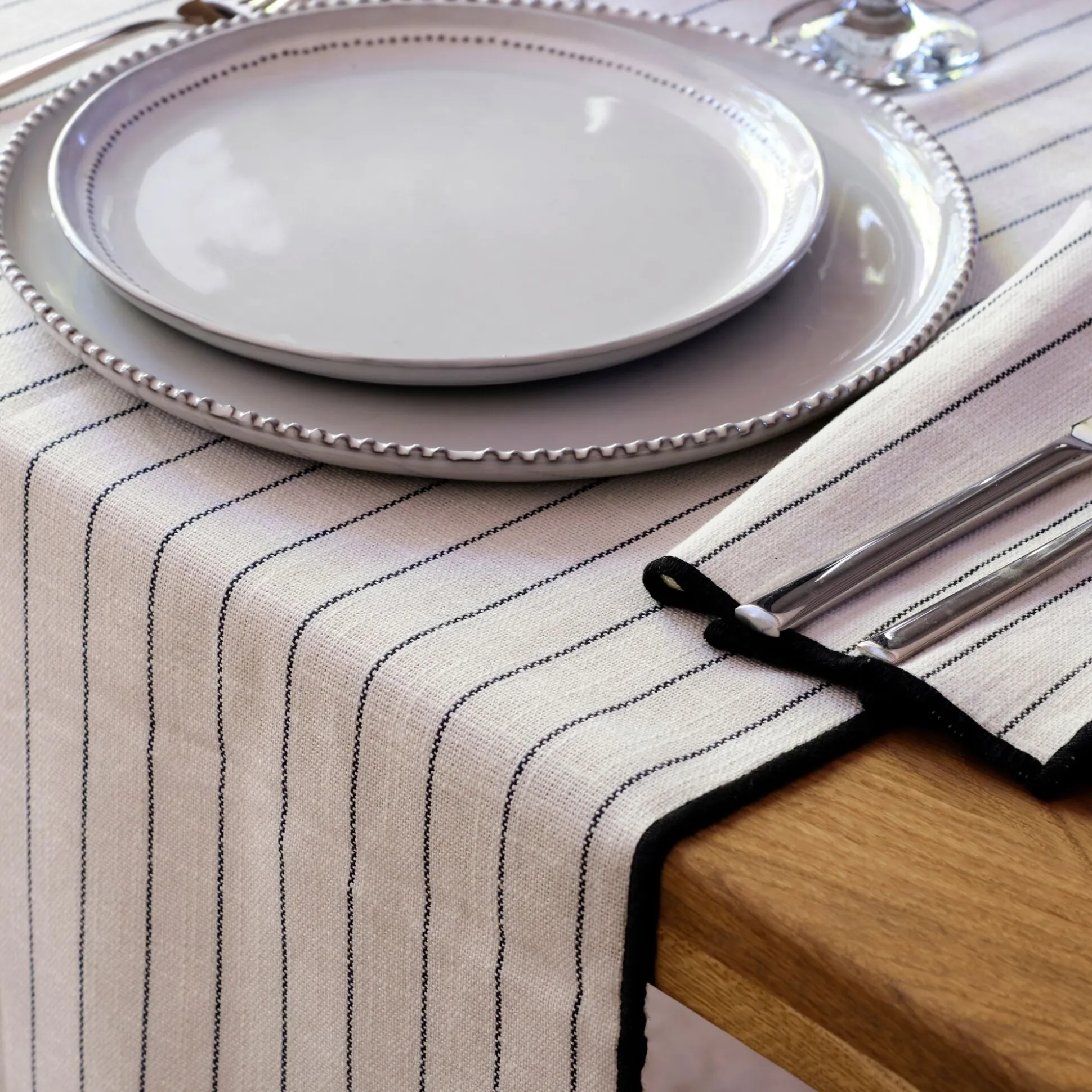 Chemin de table en coton blanc et noir 50x200cm