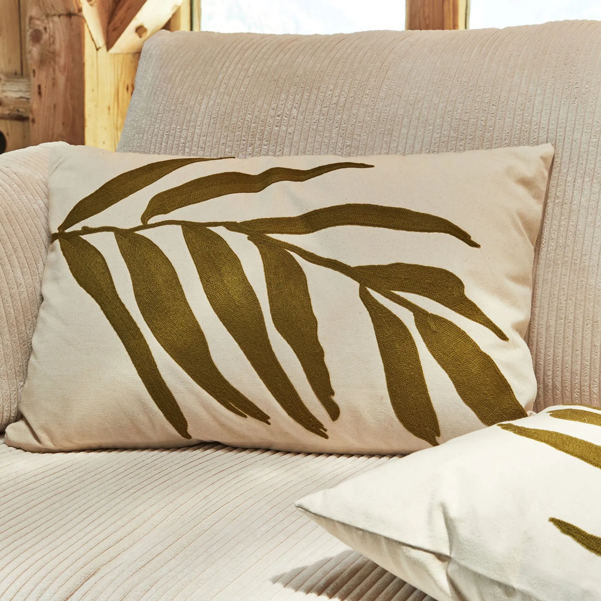 Coussin à broderie végétale en coton 40x60cm - vert