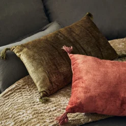 Coussin à pompons en velours 30x50cm - vert garrigue