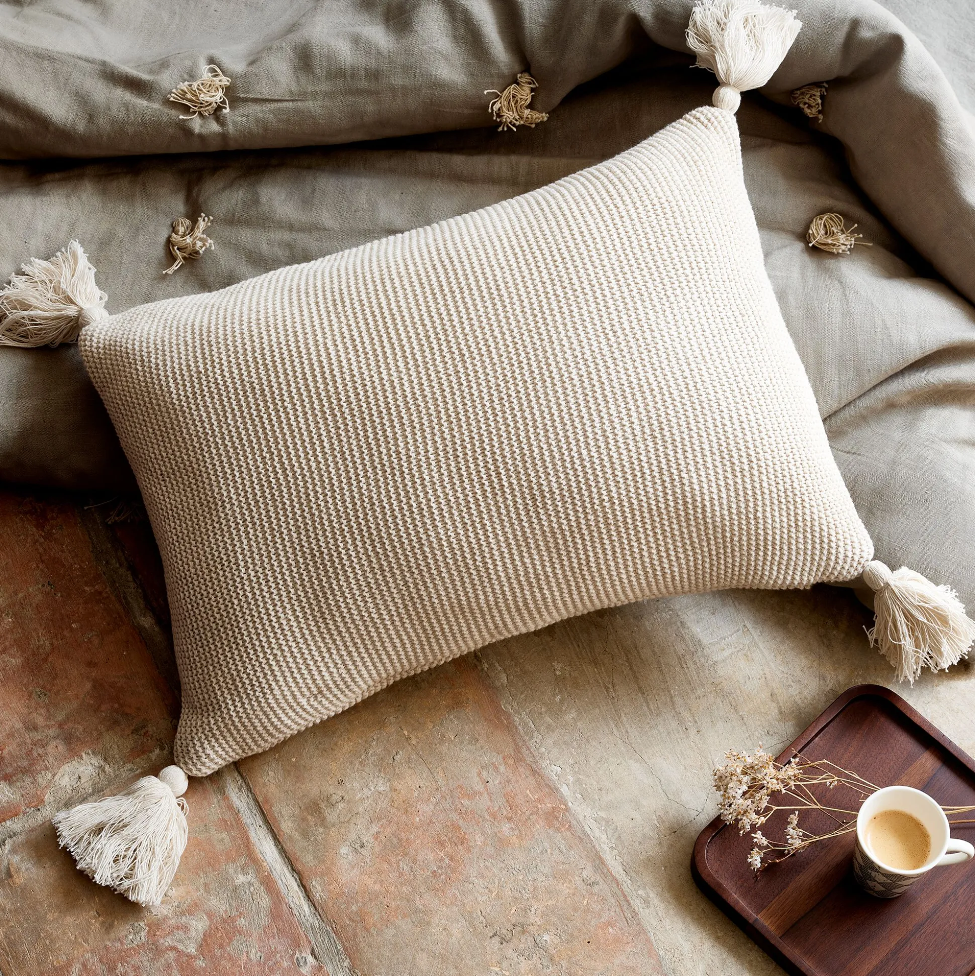 Coussin à pompons tricoté en coton 35x50cm - beige roucas