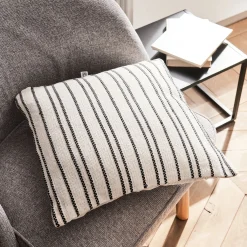 Coussin à rayures brodées en coton 45x45cm - noir et écru