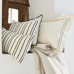 Coussin à rayures brodées en coton 45x45cm - noir et écru