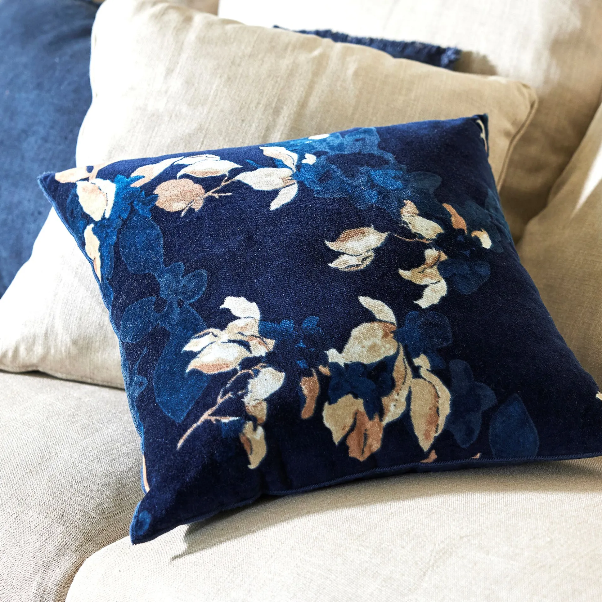 Coussin motif floral en velours 45x45cm - bleu