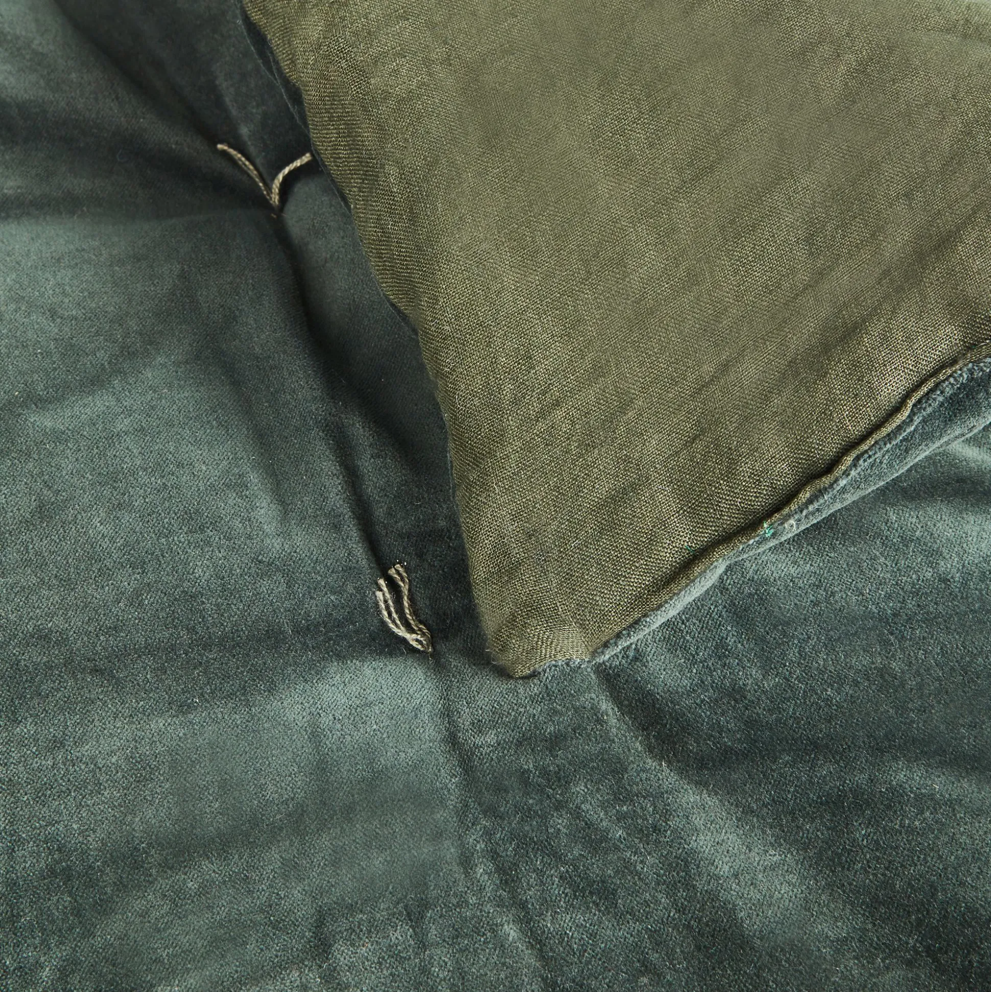 Édredon en velours de coton 100x180cm surpiquage pompons - vert cèdre