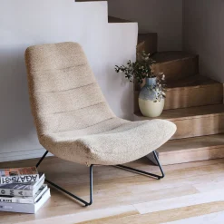 Fauteuil incurvé en tissu et métal - beige
