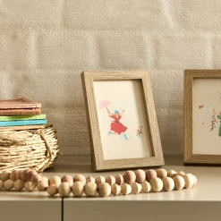 Illustration encadrée motif Sarah en robe rouge 12x17cm - bois clair
