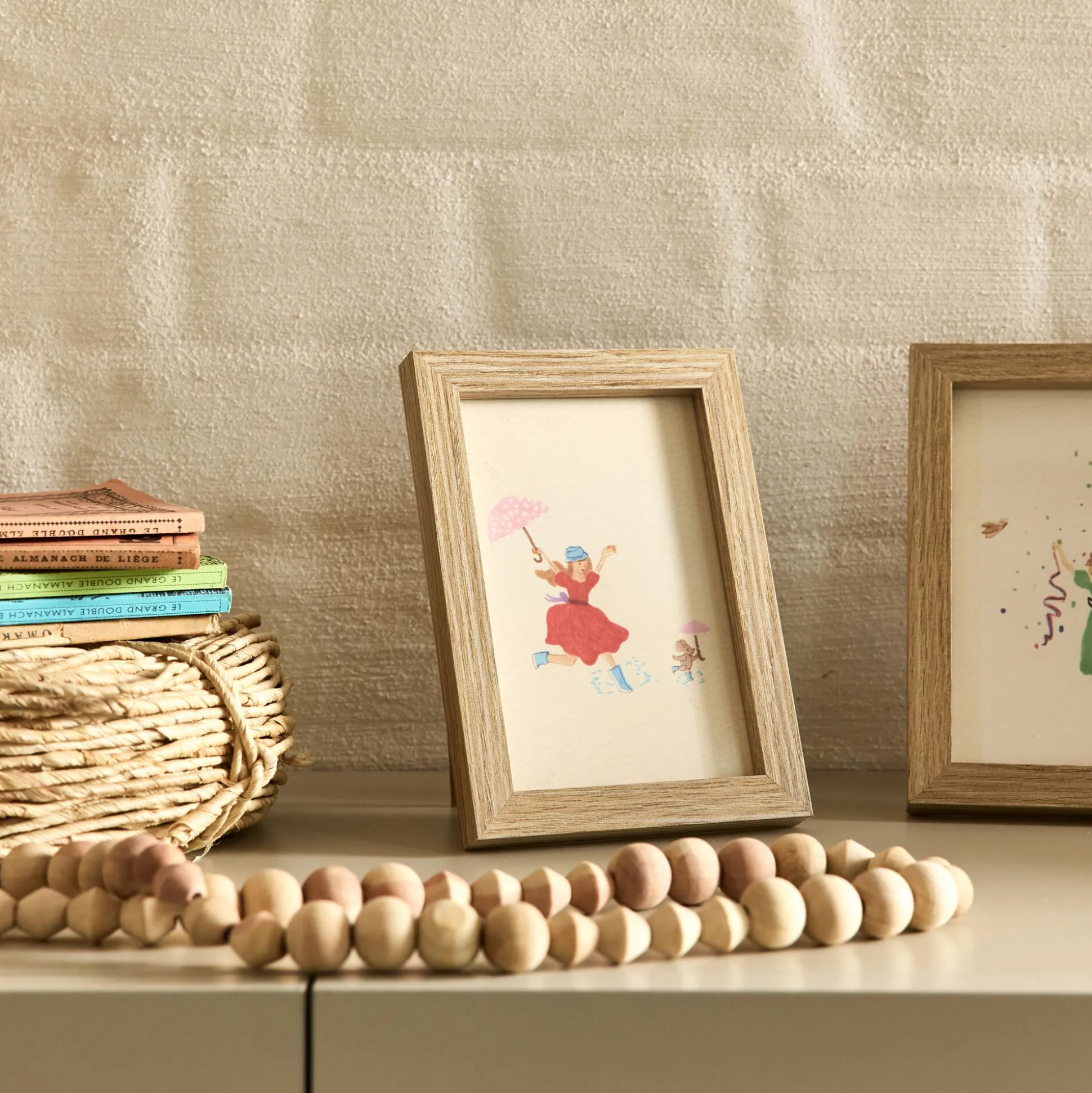 Illustration encadrée motif Sarah en robe rouge 12x17cm - bois clair