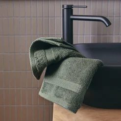 Lot de 2 serviettes invités en coton peigné - vert cèdre 30x50cm