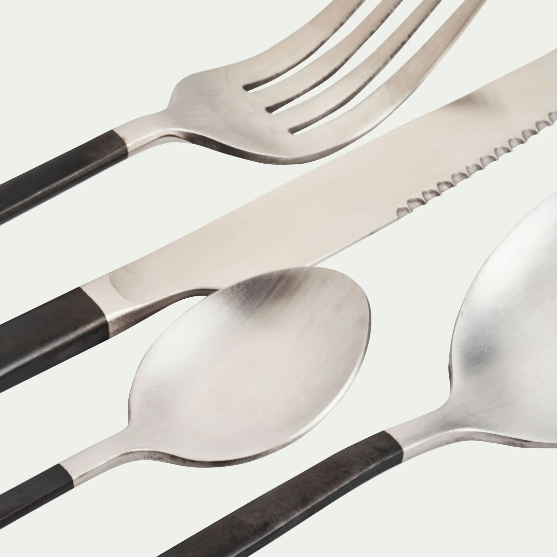 Ménagère 16 pièces en inox satiné et manche noir