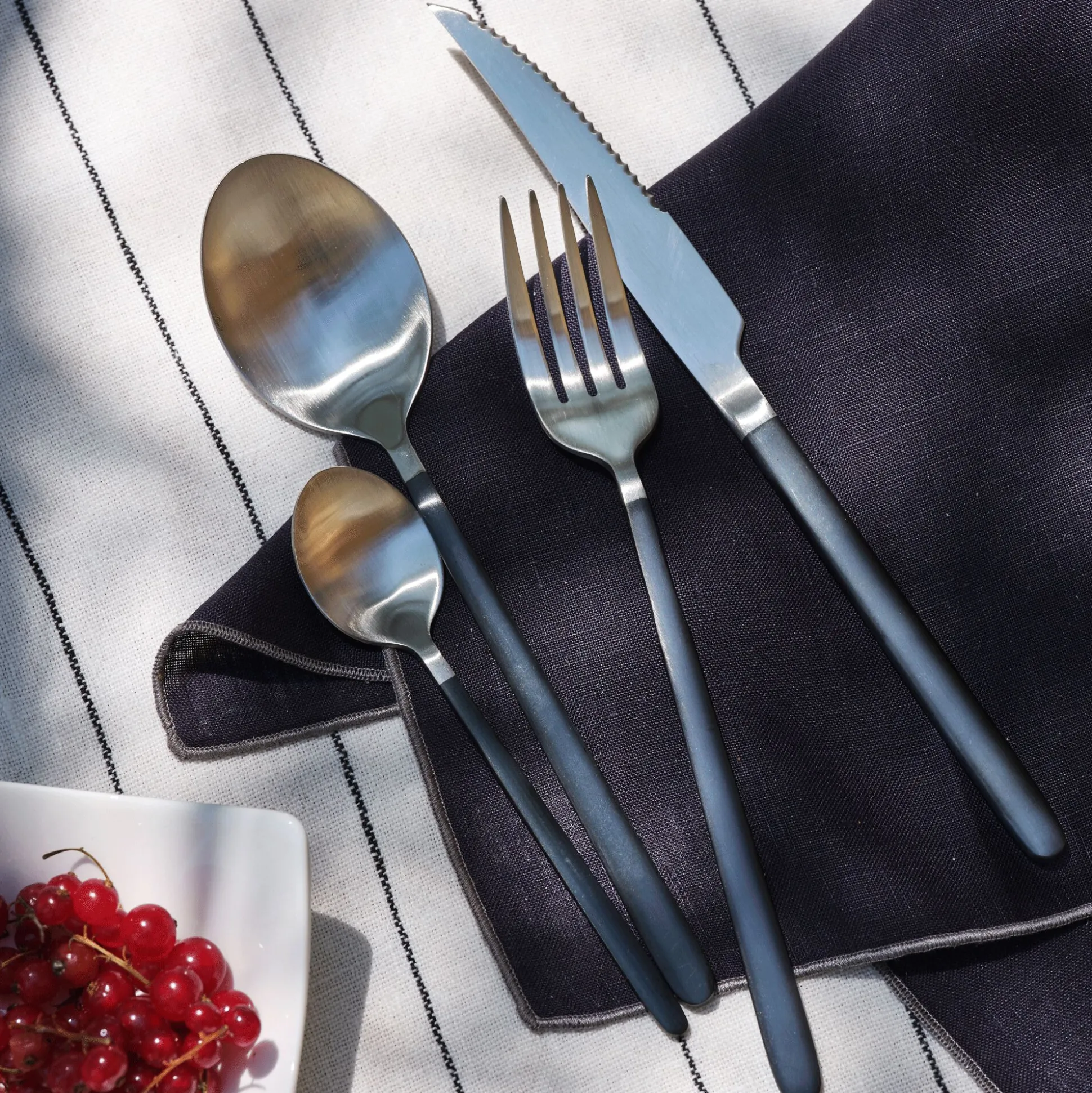 Ménagère 16 pièces en inox satiné et manche noir