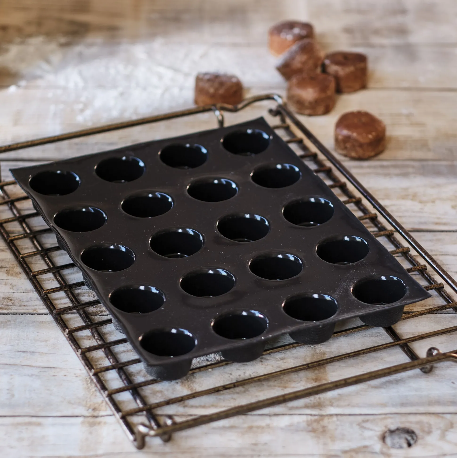 Moule pour 20 muffins en fibre de verre et silicone - noir