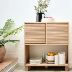 Petit buffet en bois de chêne avec portes striées - bois clair