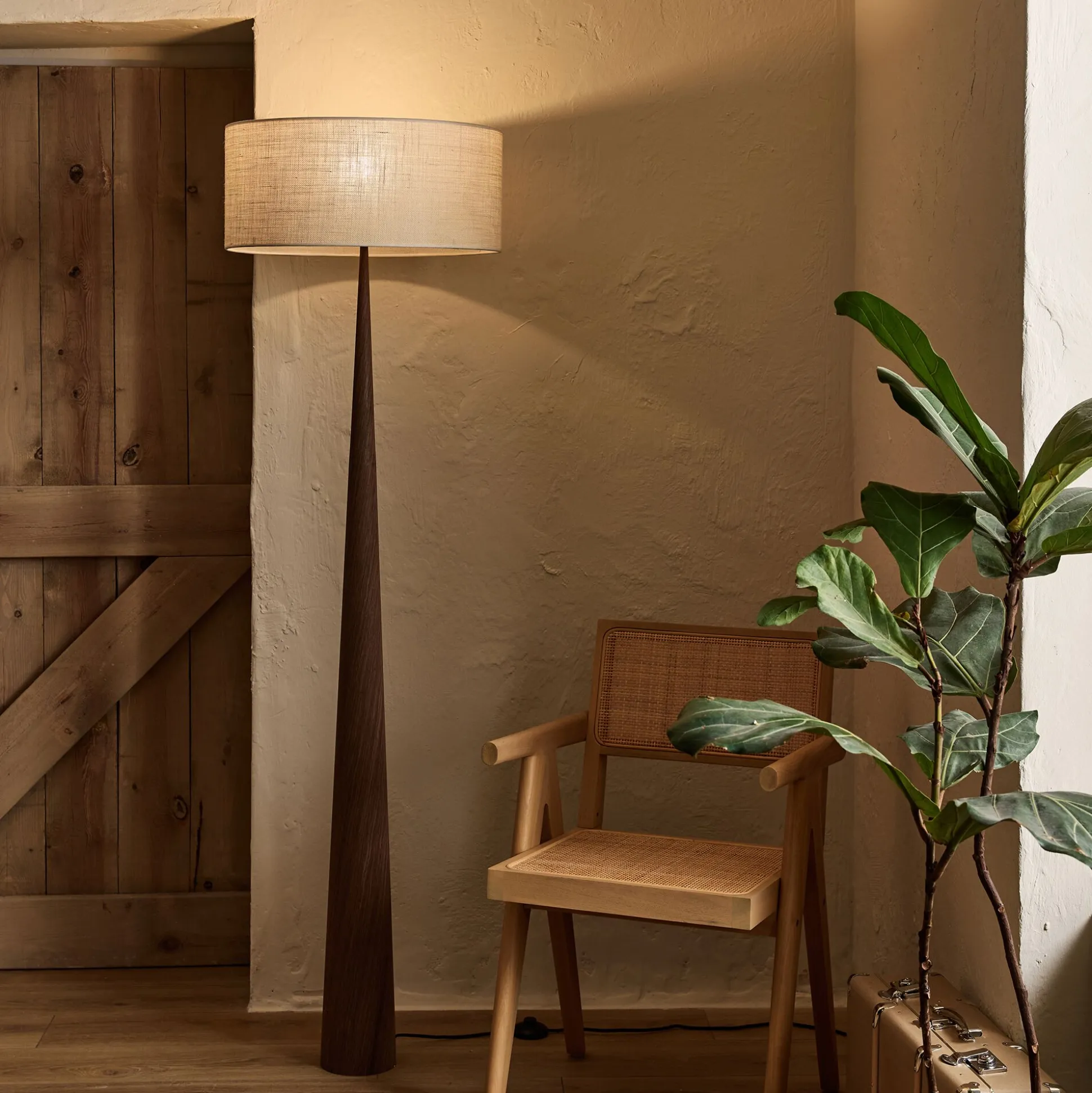 Pied de lampadaire en métal effet bois H157cm - bois foncé