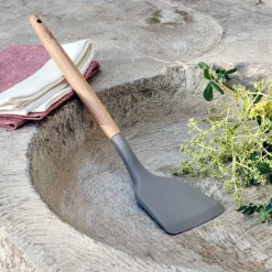 Spatule plate en bois et silicone - brun terre ombre