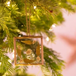 Suspension de Noël en verre et laiton avec fleurs séchées forme carrée H5,50cm - doré