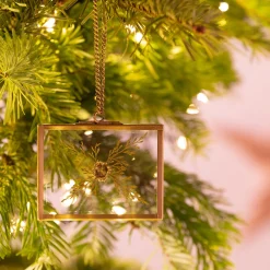 Suspension de Noël en verre et laiton avec fleurs séchées forme rectangulaire H5,50cm - doré