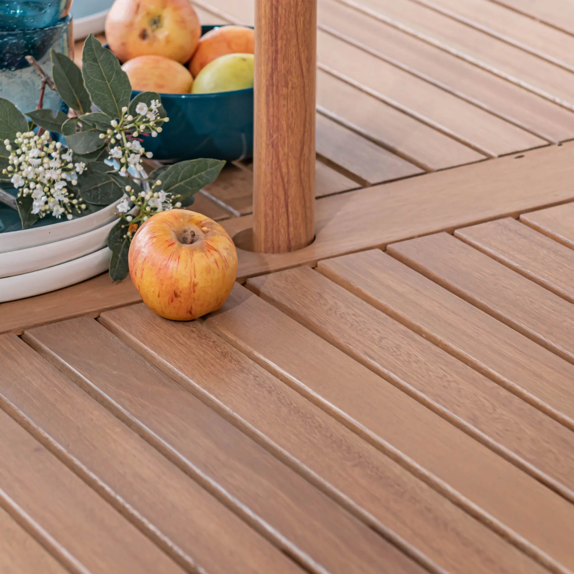 Table de repas jardin extensible en eucalyptus et aluminium - blanc écru (8 à 12 places)