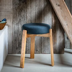 Tabouret bas en bois de frêne et tissu H45cm - bleu ceou