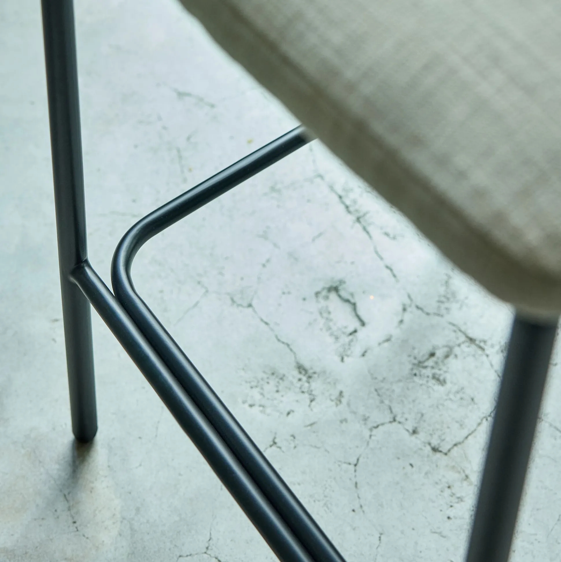 Tabouret haut de repas en corde et tissu H75cm - blanc écru