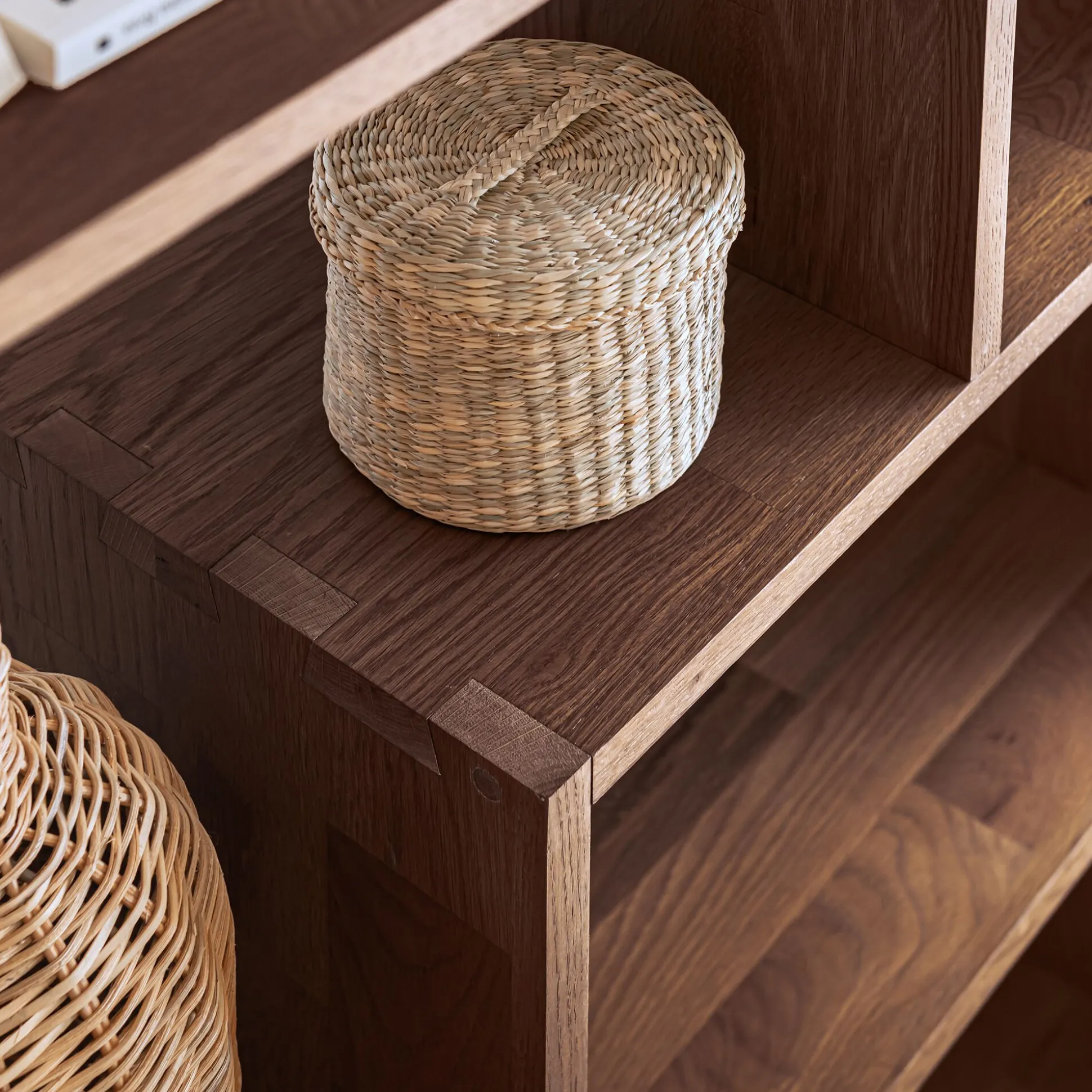 Étagère en forme déstructurée en chêne massif - bois foncé