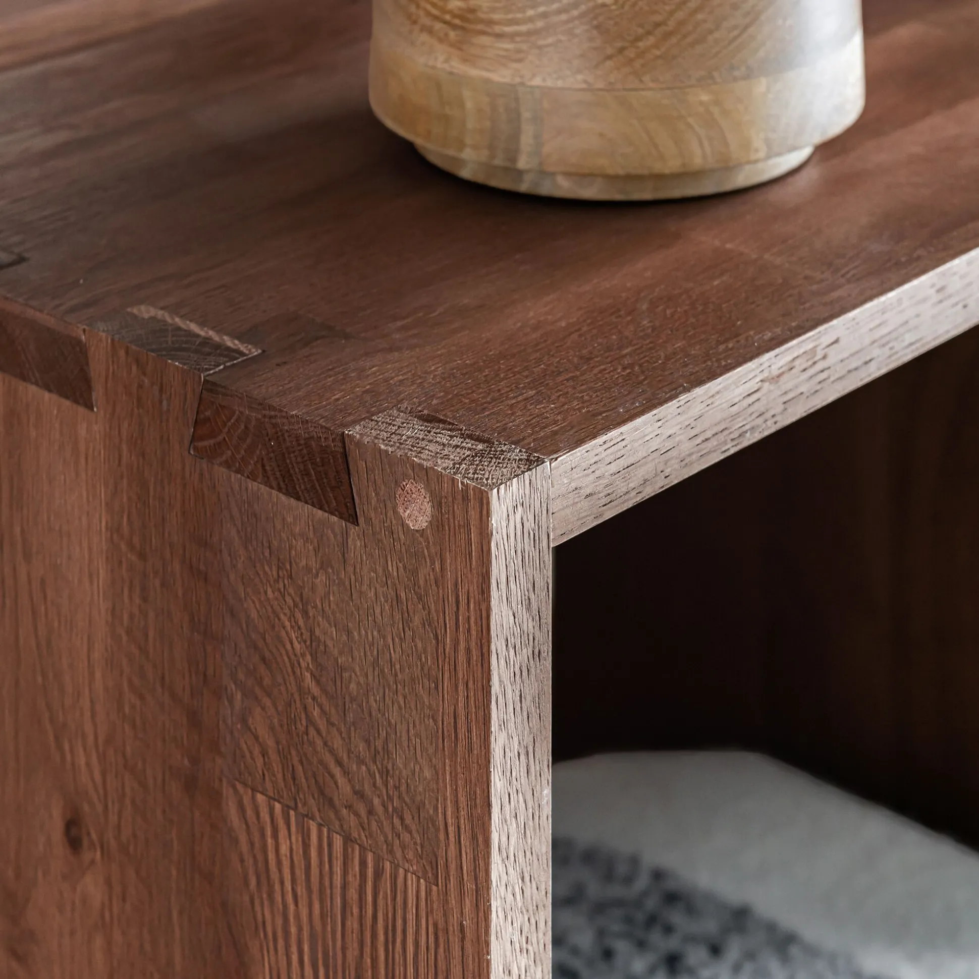 Étagère en forme déstructurée en chêne massif - bois foncé