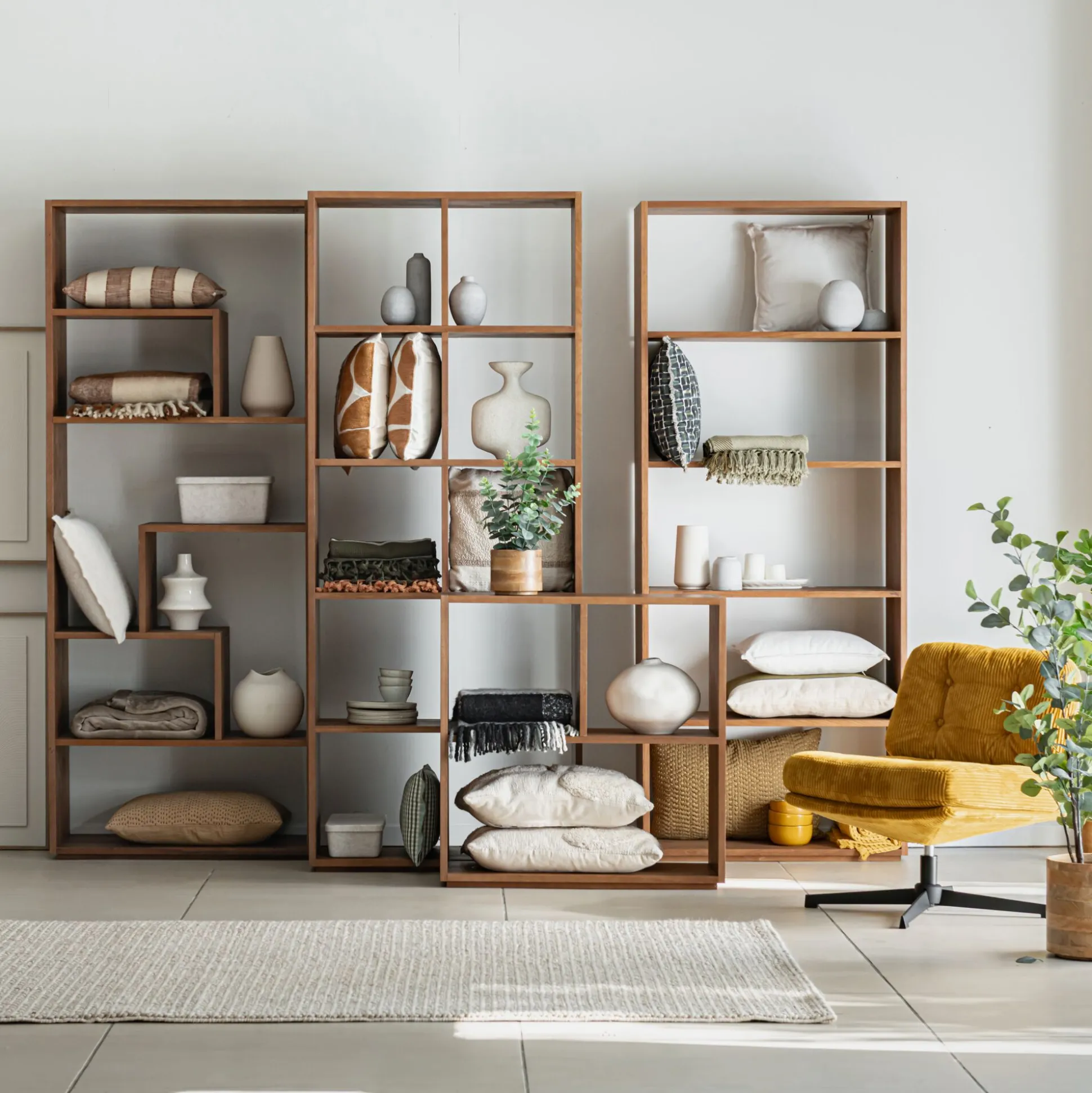 Étagère en forme déstructurée en chêne massif - bois foncé