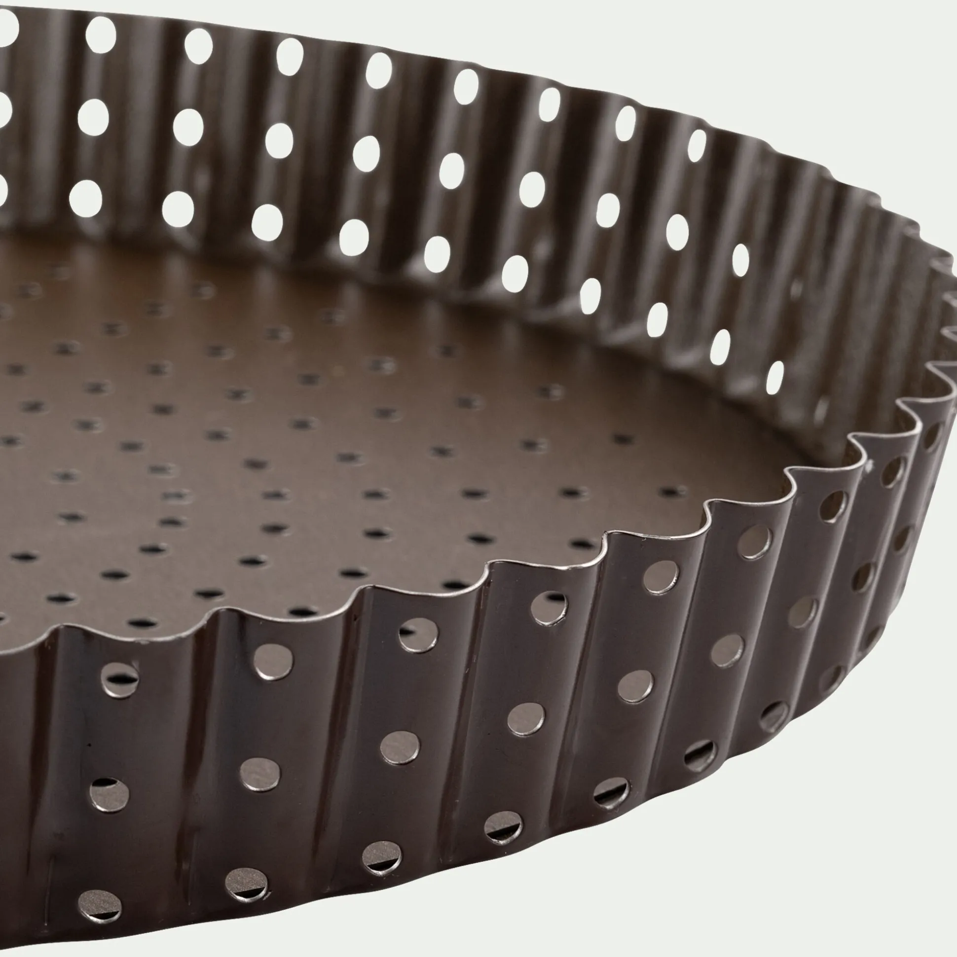 Tourtière cannelée perforée en acier D24cm - marron