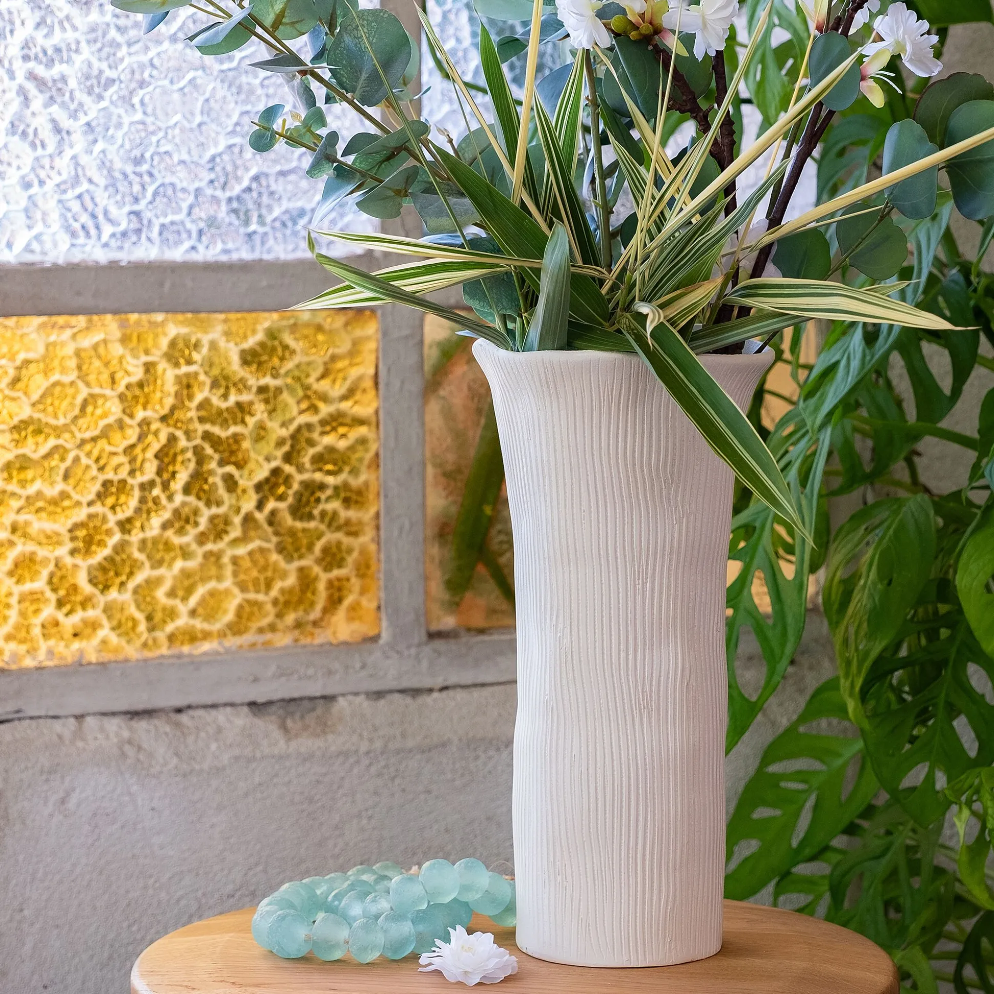 Vase contemporain en faïence striée H31,5cm - blanc