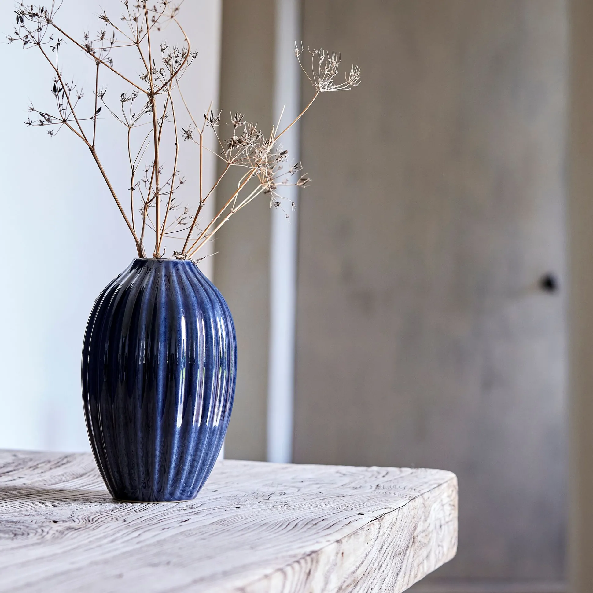 Vase strié en porcelaine H19,5cm - bleu